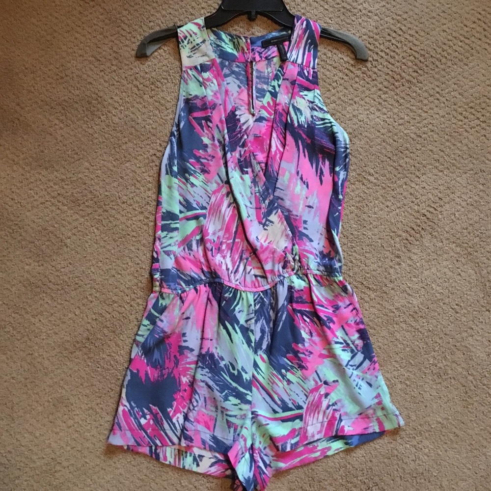 BCBG Sleeveless V-Neck Shorts Romper XS w/pockets